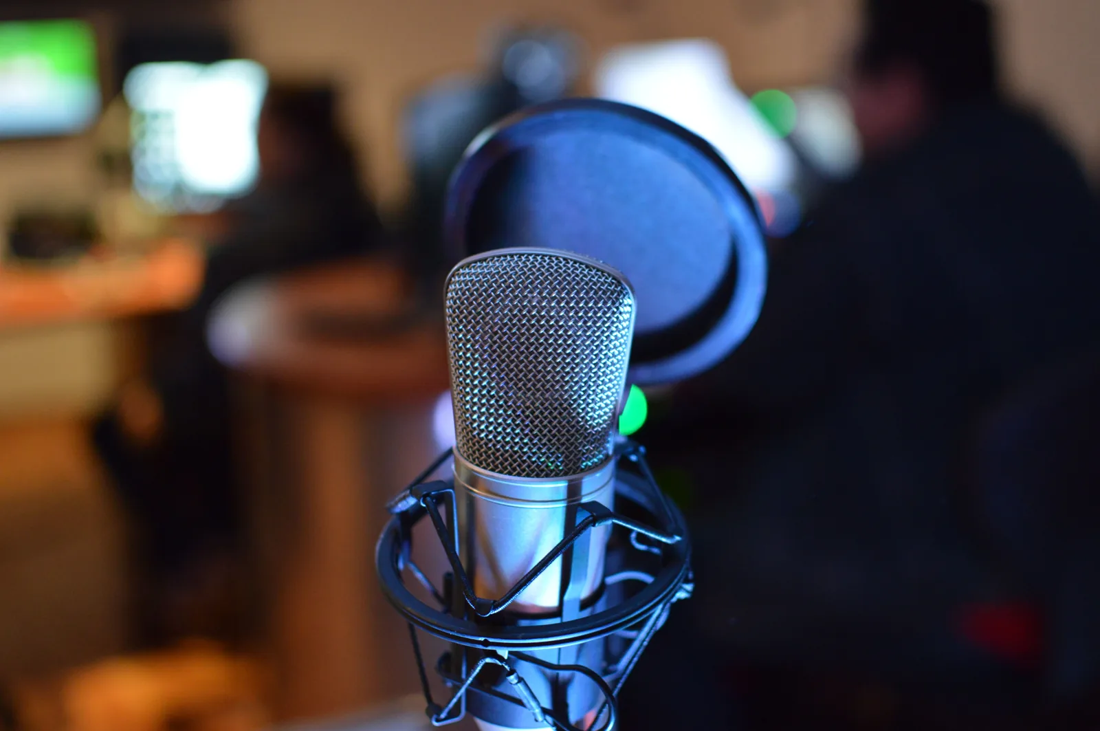 Estudio de podcast con micrófono